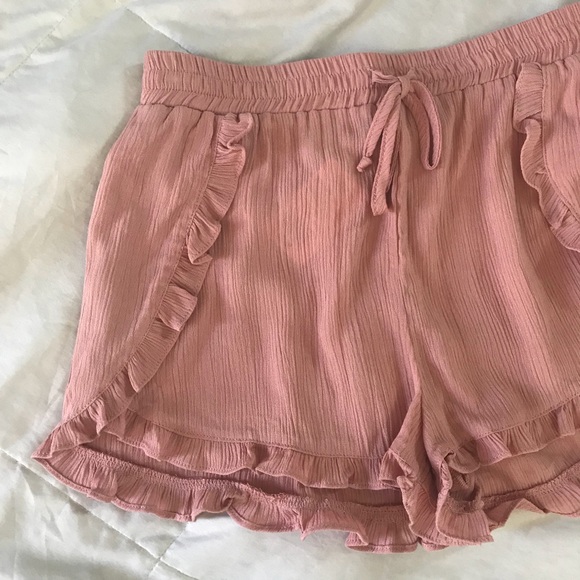 SALE🌿 Blush Ruffle Shorts - Picture 3 of 4